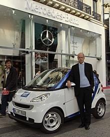 Vor der neuen Mercedes-Benz Gallery auf der Champs-Elysées zeigt Dieter Zetsche, Vorstandsvorsitzender der Daimler AG und Leiter Mercedes-Benz Cars, den smart car2go edition, das erste in Serie gebaute Carsharing-Auto der Welt. Foto: Daimler/Auto-Reporter